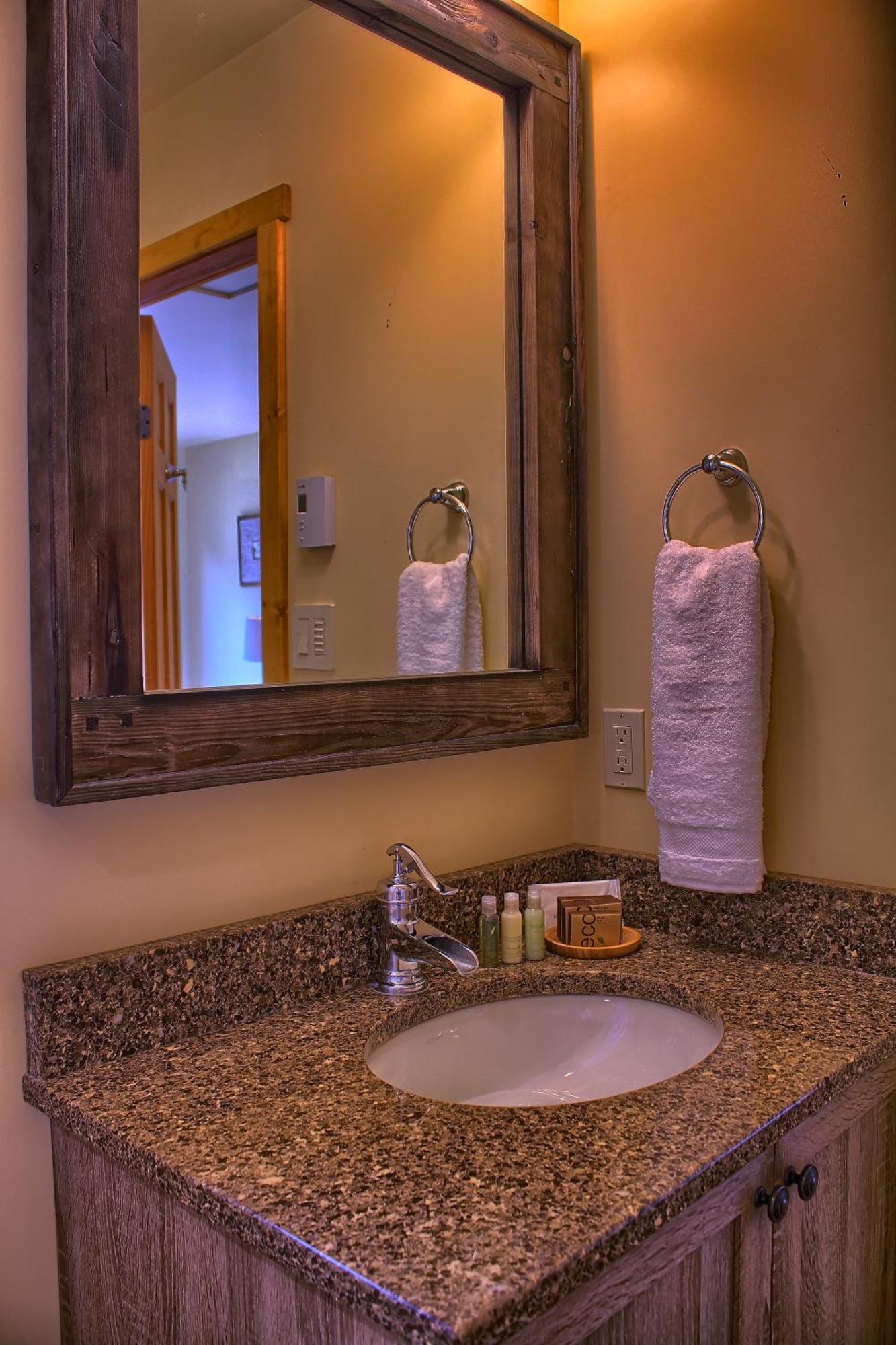 Wild Renfrew Seaside Cottages Port Renfrew Room photo