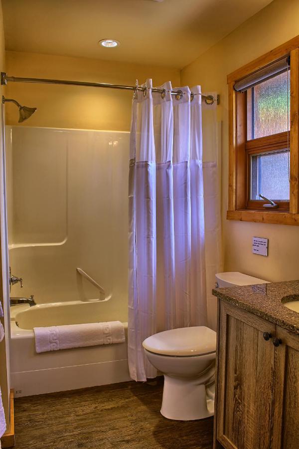 Wild Renfrew Seaside Cottages Port Renfrew Room photo